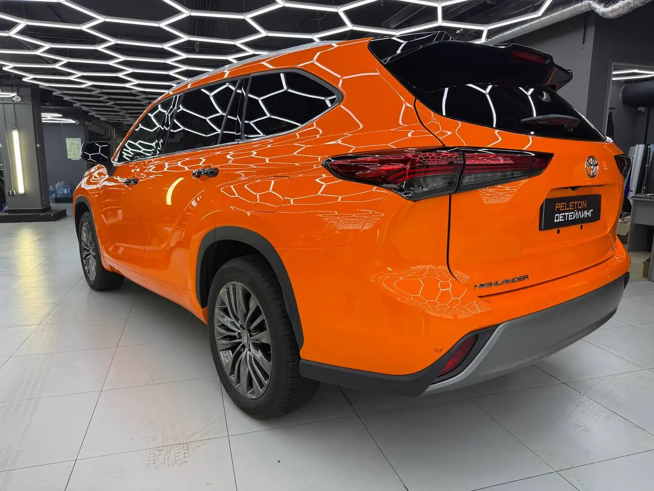 Оклейка Toyota Highlander в McLaren Orange: из черного - в яркий и бескомпромиссный